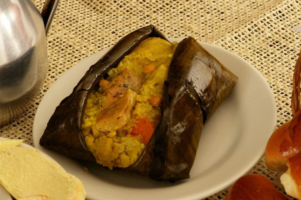 Tamal colombiano envuelto en hoja de plátano